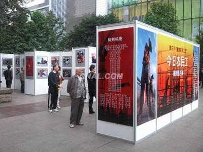 鋁型材在廣告展覽攝影背景中的應用優勢解析——專訪中鋁網廣告器材產品專家